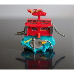 2012 Mattel Hot Wheels Car Wash Fold Up Playset